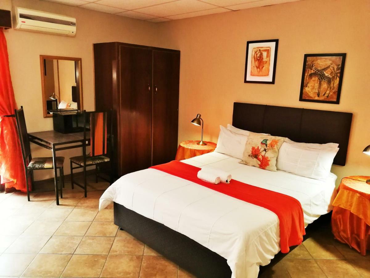 Safari Guesthouse Vryburg Buitenkant foto