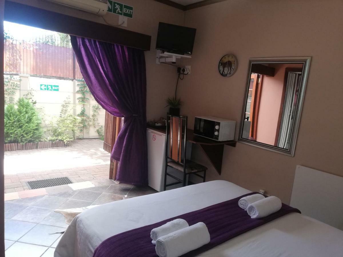 Safari Guesthouse Vryburg Buitenkant foto