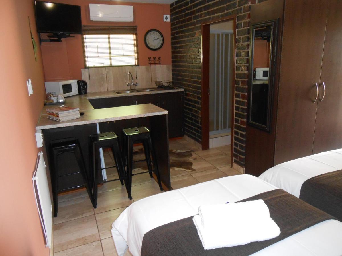 Safari Guesthouse Vryburg Buitenkant foto